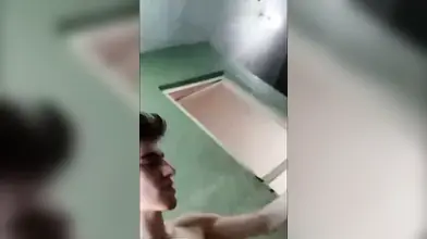 リアルポルノビデオ：魅力的な顔を持つセクシーな大学生がピンクのマンコでチンポを求める