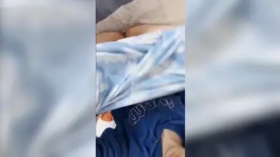 セクシーな10代のトルコ人の女の子がオナニーし、彼氏のビデオでピンクのオマンコを見せつける