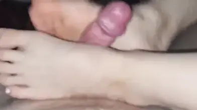 ¡Caliente Mamada y Paja: Novia Chupando y Pajeando Polla Como una Profesional!