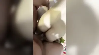 セクシーな大学生彼女がハードコアな3Pセックステープ