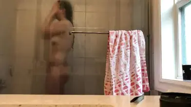 隠しカメラホテルバスルーム - セクシーな女の子がシャワーを浴びているのを捉える