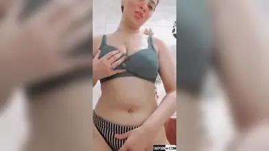 Den liderlige iranske pige viser sin krop frem og sutter pik, før hun bliver kneppet hårdt i hendes våde fisse. Hun stønner højt af nydelse, mens hun får en intens orgasme.