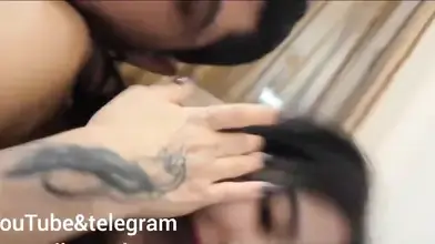 セクシーな淫語を交えた若いカップルの自家製セックス動画。