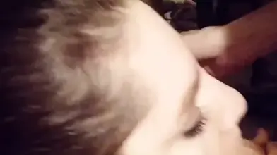 欲求不満な彼女がプロのようにチンポをしゃぶり、精液を飲み込む。