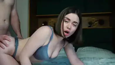 大きな胸の大学生がドギースタイルで彼氏の太いチンポをしゃぶってシコシコする。