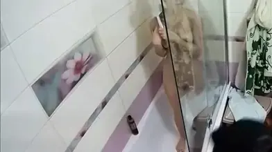 Skjult kamera fanger to smukke russiske piger i badet.